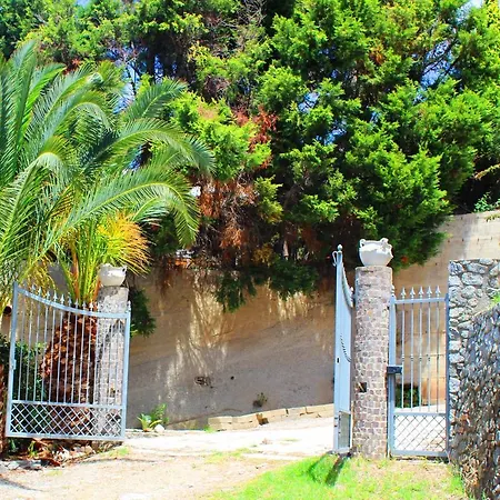 Locazione Turistica Giulia Con Piscina